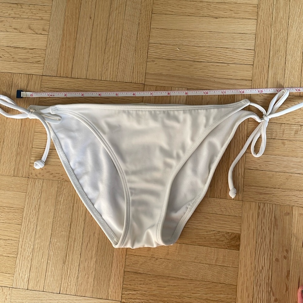 Adjustable bikini bottoms